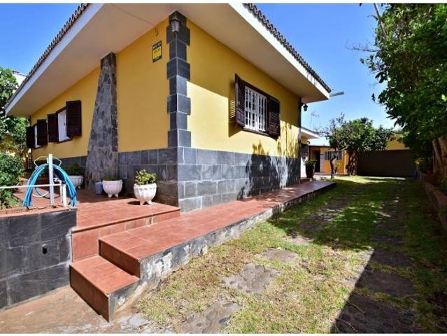 Excelente Chalet con Jardín en Geneto