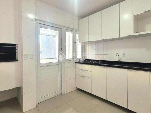 Excelente AP amplo com 2 Suítes e 2 garagens cobertas