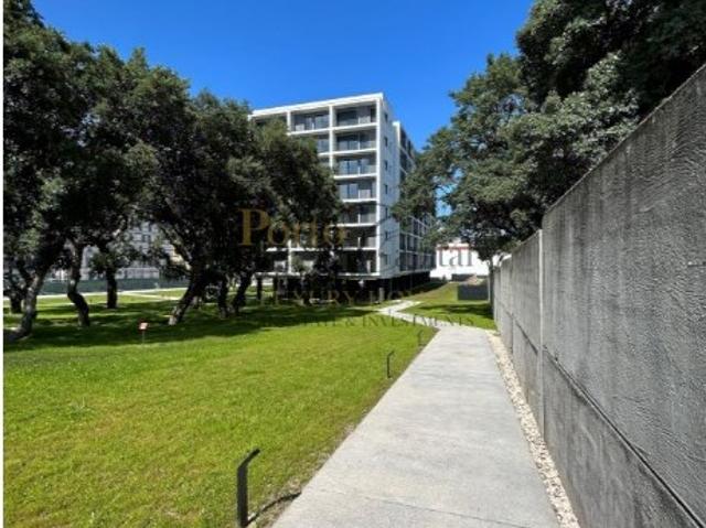 EXCELENTE APARTAMENTO 1, MOBILADO E COM UM LUGAR DE GARAGEM, JUNTO A LIGA PORTUGUESA CONTRA O CANCRO
