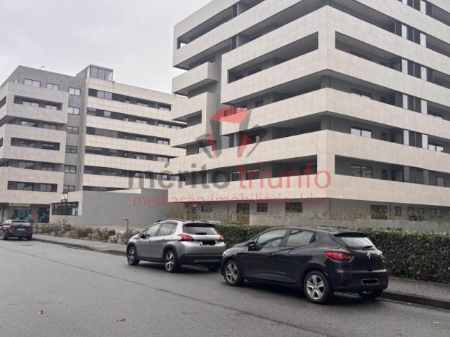Excelente Apartamento c/ 3 Suites no Centro de Famalicão