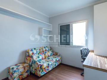 Excelente apartamento, com amplo living localizado na Avenida Washington Luís