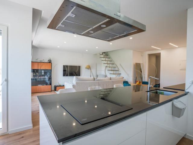 Excelente Apartamento Duplex T3 + 1, com suite, lugar de garagem e 4 varandas