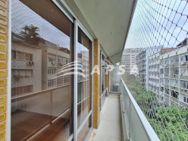 Excelente apartamento localizado em laranjeiras, 80m², sala bem confortável com varanda, dois dormit