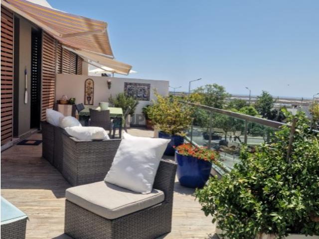 EXCELENTE APARTAMENTO MODERNO DE DOIS QUARTOS COM UM AMPLO TERRAÇO INCRÍVEL E GARAGEM PRIVATIVA COM BELAS VISTAS PARA TAVIRA E PARA O PARQUE NATURAL DA RIA FORMOSA