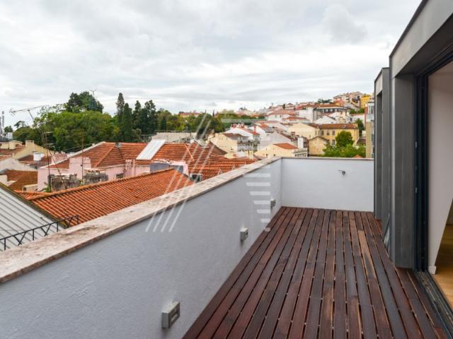 Excelente apartamento Penthouse T4 Duplex praticamente novo com terraço, vista rio e grande