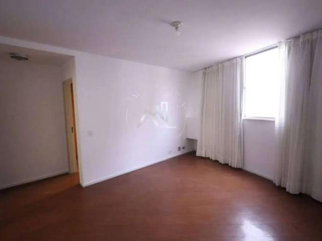 Excelente apartamento, quarto e sala, espaçoso, com dependência completa, em ponto nobre do Flamengo