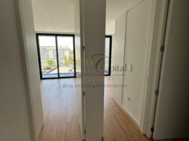 EXCELENTE APARTAMENTO T1, COM COZINHA EQUIPADA E UM LUGAR DE GARAGEM, JUNTO A LIGA PORTUGUESA