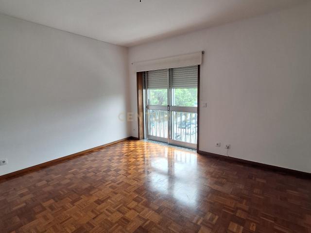 Excelente Apartamento T1 com Varanda, Garagem e Arrumos na Rua de Costa Cabral, Porto