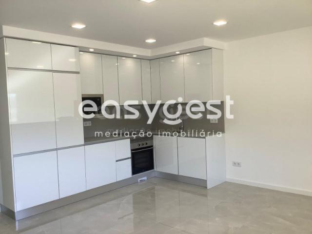 Excelente apartamento T1 em Sesimbra com parqueamento e vista mar