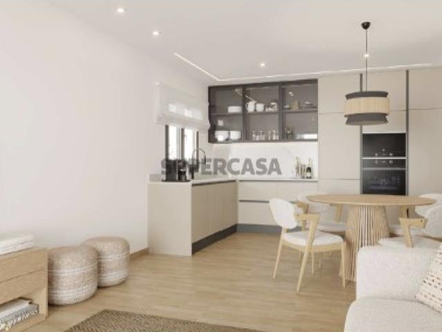 Excelente apartamento T1, novo, boas áreas, condomínio fechado com garagem e piscina, fácil acesso para pessoas com mobilidade reduzida, 700m2 da praia. Albufeira
