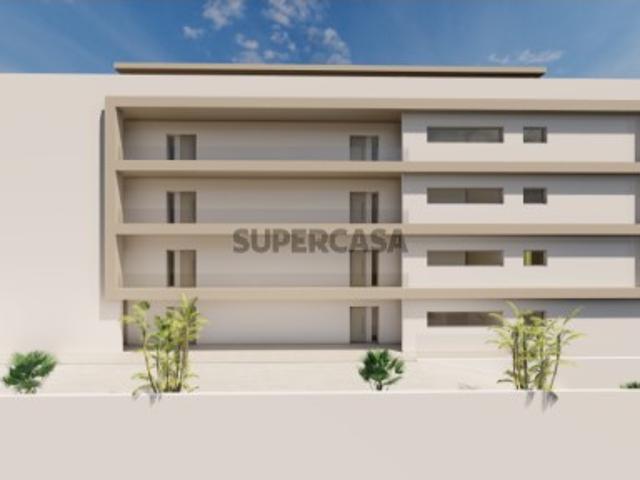 Excelente apartamento T1, novo, boas áreas, condomínio fechado com garagem e piscina, fácil acesso para pessoas com mobilidade reduzida, 700m2 da praia. Albufeira