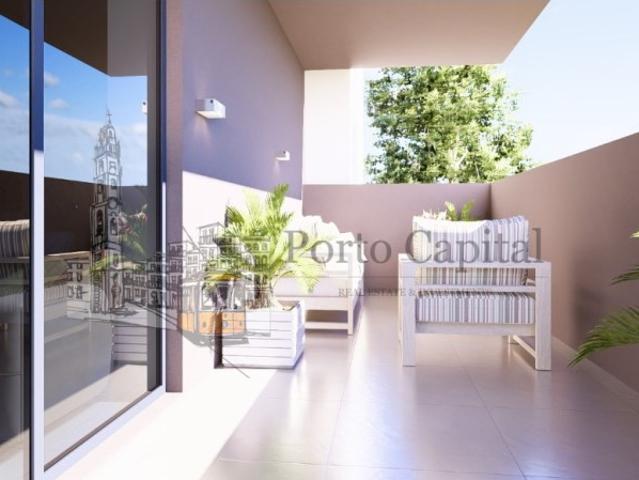 EXCELENTE APARTAMENTO T2, COM COZINHA EQUIPADA INCLUINDO MAQUINA DE LAVAR A LOIÇA E ROUPA, TERRAÇO E UM LUGAR DE GARAGEM, EM VILA NOVA DE GAIA A 5 MINUTOS DA PRAIA