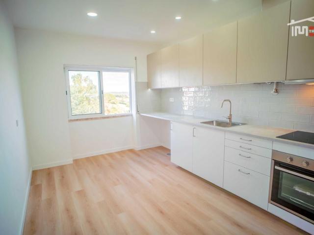 Excelente Apartamento T2 com cozinha semi equipada, Totalmente Remodelado | 78 m² | Paio Pires Seixal