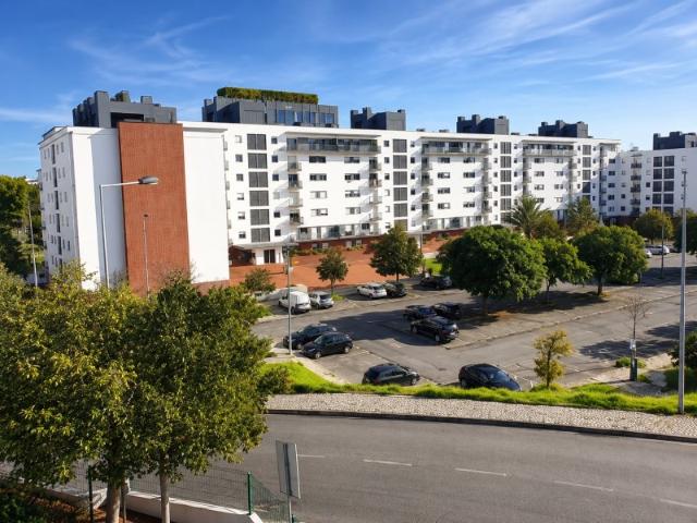 excelente apartamento T2 com Estacionamento em Telheiras Norte, junto ao Supermercado Aldi