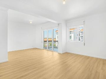 Excelente apartamento T2 com localização privilegiada em São João do Estoril – Perto da praia, serviços e comércio