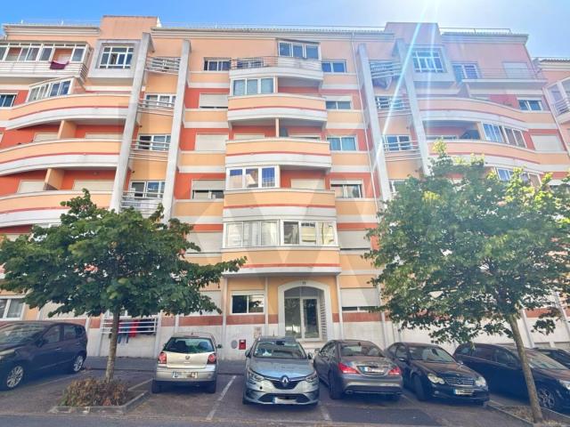 Excelente Apartamento T2 com Parqueamento e Arrecadação em Mem Martins