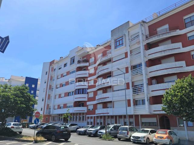 Excelente apartamento T2 com parqueamento em Algueirão