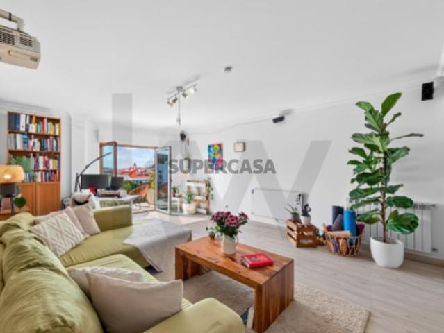 Excelente Apartamento T2 com Vista Mar e Estacionamento Ericeira