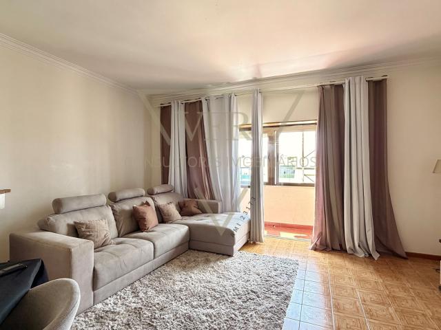 Excelente Apartamento T2 com 95 m², Arrecadação de 30 m², junto à Estação das Mercês