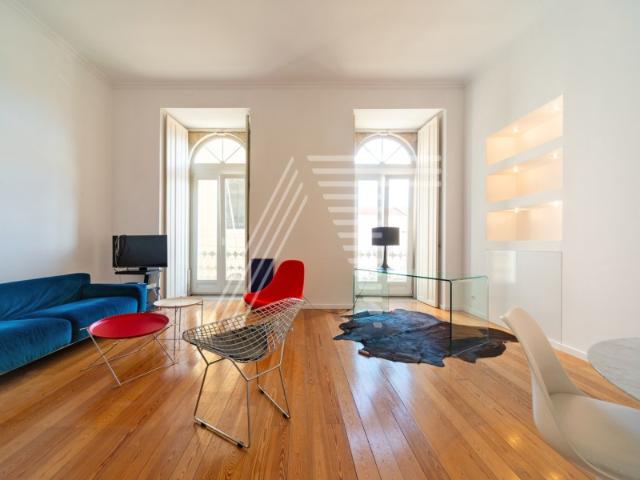 Excelente Apartamento T2 de charme em pleno Chiado com 2 estacionamentos, em edifício reconstruido com fachada de traça antiga. É vendido arrendado por 3 anos. Bom apartamento para investimento/ rentabilidade