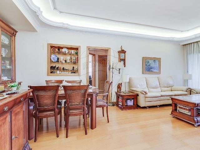 EXCELENTE APARTAMENTO T2 NOS OLIVAIS SUL com elevador, arrecadação e uma visita deslumbrante