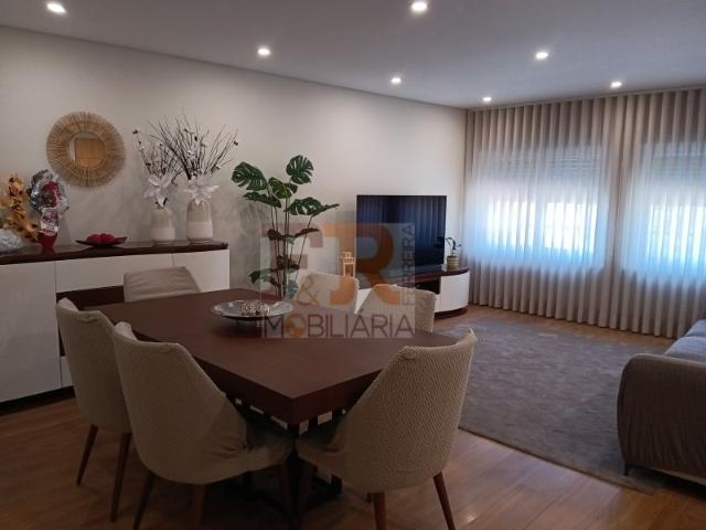 Excelente !Apartamento T2 Semi Novo com Varanda e Garagem
