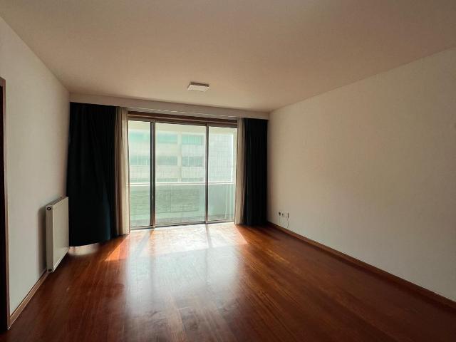 Excelente apartamento T3+1 localizado na primeira linha de mar