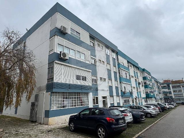 Excelente apartamento T3 com duas casas de banho, localizado na Bobadela, às portas de Lisboa