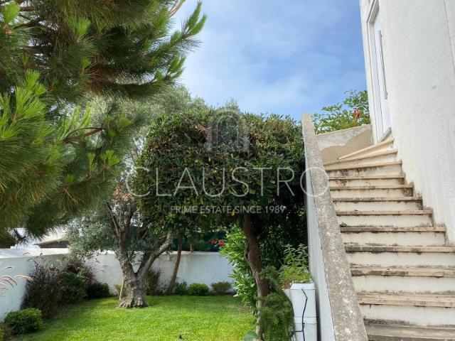 Excelente Apartamento T3 Com Jardim na Parede junto à praia das Avencas