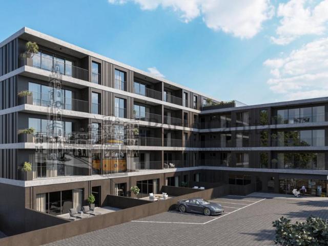 EXCELENTE APARTAMENTO T3 COM VARANDA, DOIS LUGARES DE GARAGEM E ARRUMO, NO CENTRO DA CIDADE
