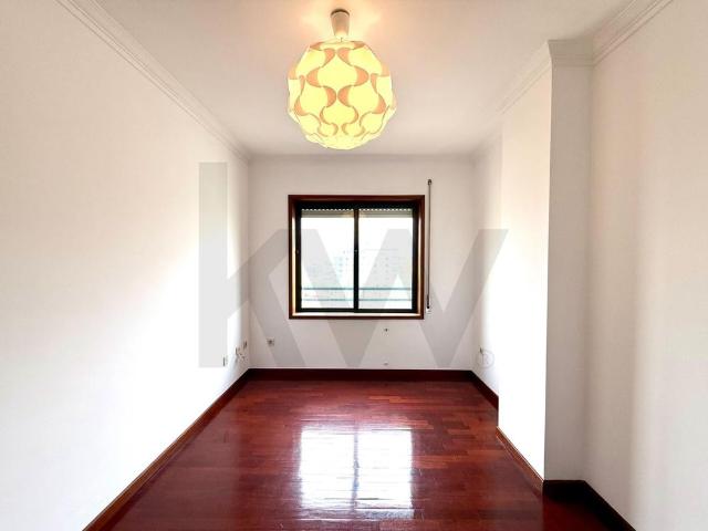 Excelente Apartamento T3 em Ramalde, Porto – 8º Andar com Varanda e Garagem