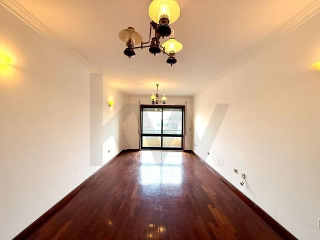 Excelente Apartamento T3 em Ramalde, Porto – 8º Andar com Varanda e Garagem
