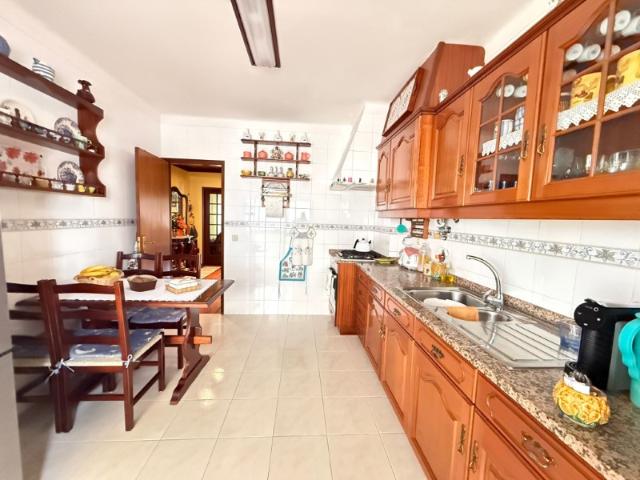 Excelente apartamento T3 Encosta do Sol em ótimo estado de conservação