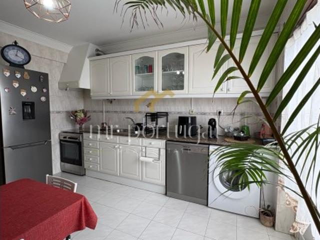 Excelente Apartamento T3 no Centro de Mafra com Parqueamento e Arrecadação