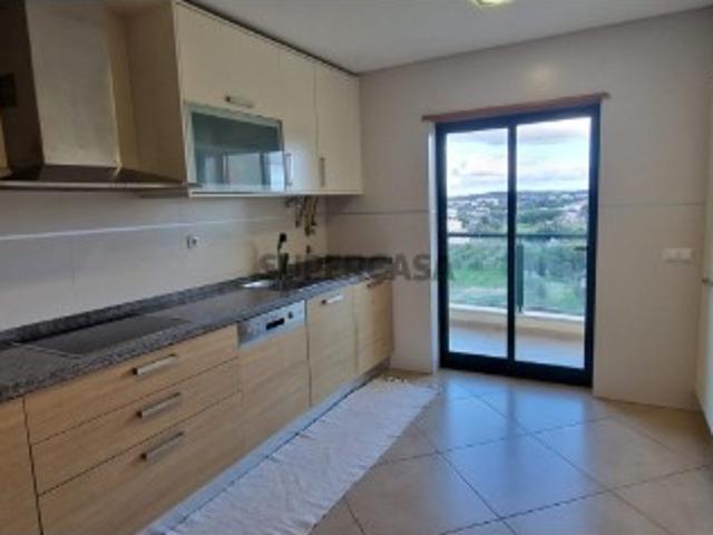 Excelente apartamento T3, situado em codmínio fechado com piscina, perto de tods as comodidades!EXCELENTE OPORTUNIDADE NEGÓCIO