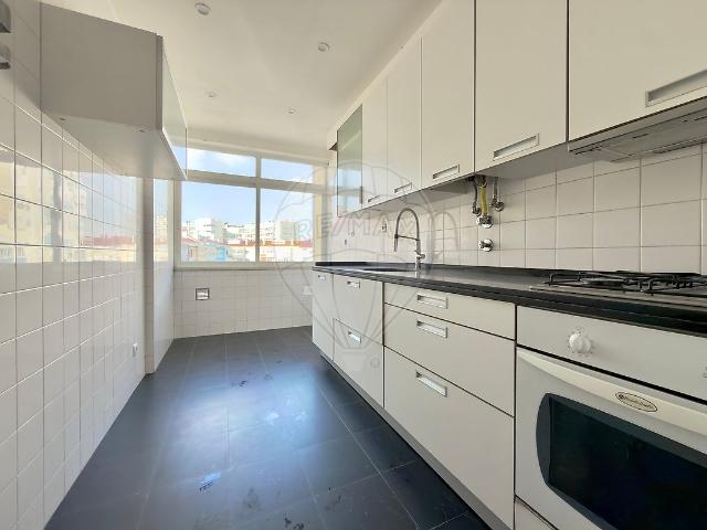 Excelente apartamento T3 situado no conceituado bairro do Montalvão, em Setúbal, uma das zonas mais procuradas da cidade pela sua centralidade, tranquilidade e proximidade a comércio, serviços, escolas e transportes