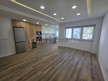 Excelente Apartamento T3 Remodelado em Almada