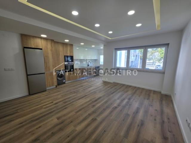 Excelente Apartamento T3 Remodelado em Almada