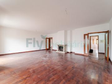 Excelente Apartamento T4 com Suite e Lugar de Garagem para 2 Carros