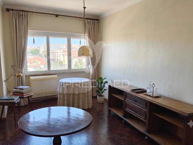 Excelente Apartamento T4 em Queluz Espaço, Conforto e Localização Central