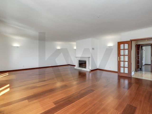 Excelente Apartamento T4 na Quinta do Lambert Lumiar – 174 m², com 2 Lugares de Garagem