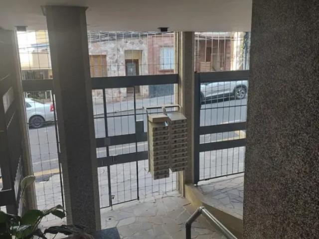 Excelente apartamento totalmente reformado no 5º andar, oferecendo uma vista panorâmica incrível! O
