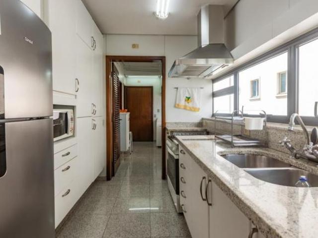 Excelente apartamento para venda em Higienópolis com 3 quartos, sendo 2 suítes, 232m²
