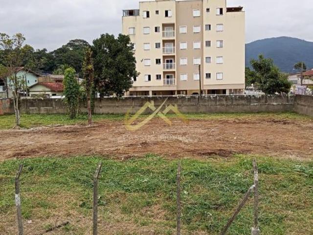 EXCELENTE ÁREA EM BAIRRO COM MUITOS COMÉRCIOS PARA CONSTRUIR, MURADO E ATERRADO.