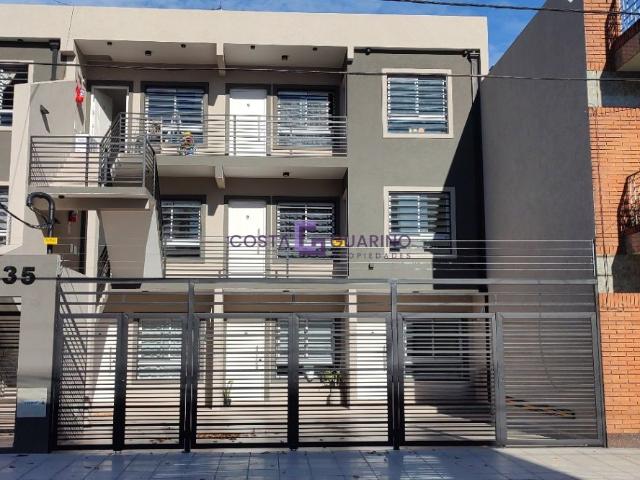 Excelente departamento de 2 ambientes en primer piso a ESTRENAR con balcón