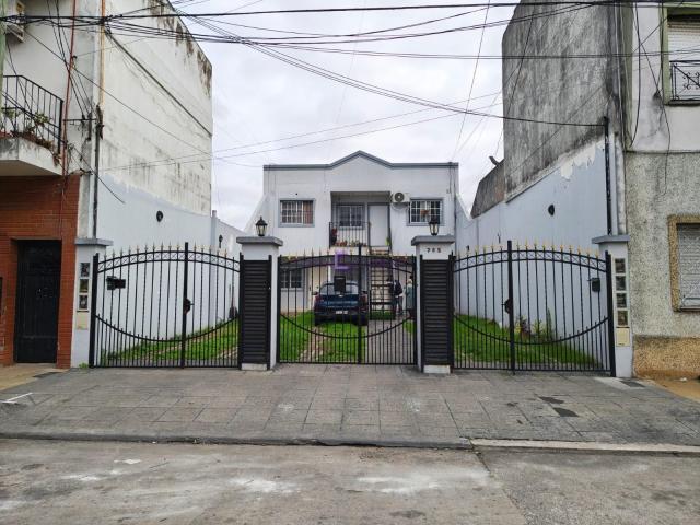 Excelente departamento de 2 ambientes en primer piso con cochera y balcón