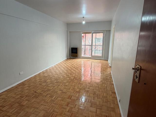 Excelente departamento de 3 ambientes al frente con cochera