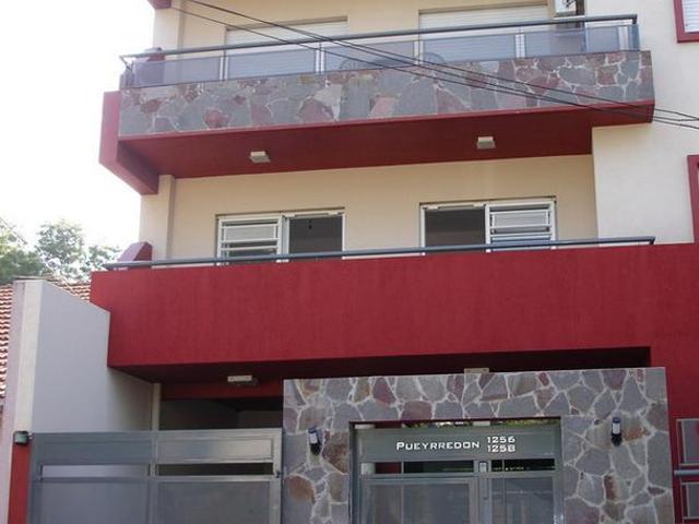 Excelente departamento 2 ambientes con doble altura y cochera en centro de Banfield Este