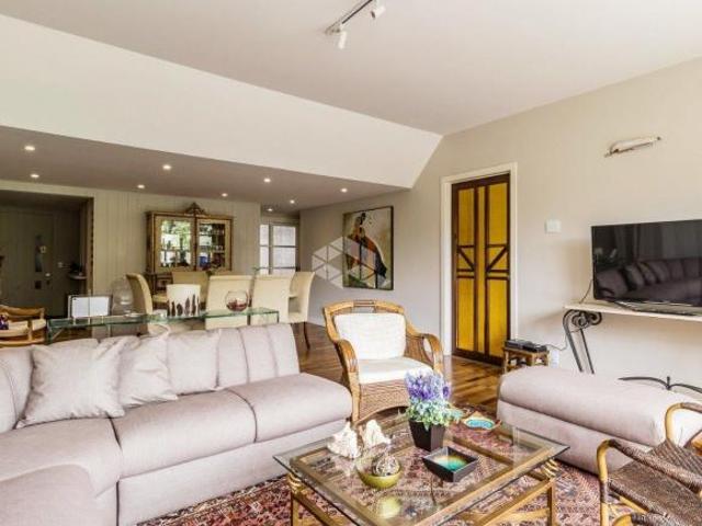 Excelente e amplo apartamento com 195m² privativos, sendo 3 dormitórios, suíte, lavabo, sacada, livi