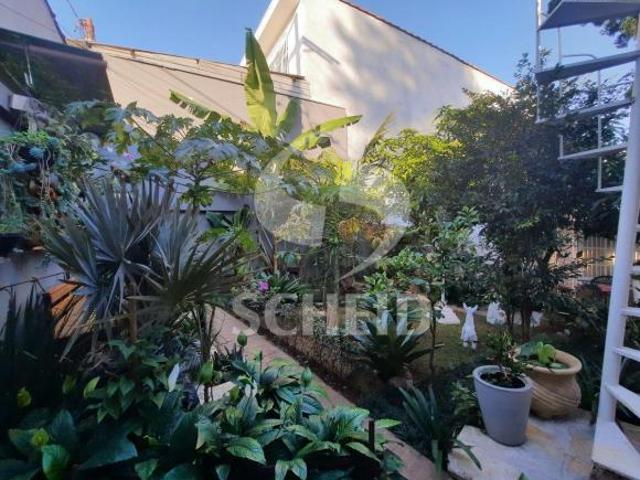 Excelente e graciosa casa térrea com 2 suítes, 3 vagas, 300m² de terreno e edícu